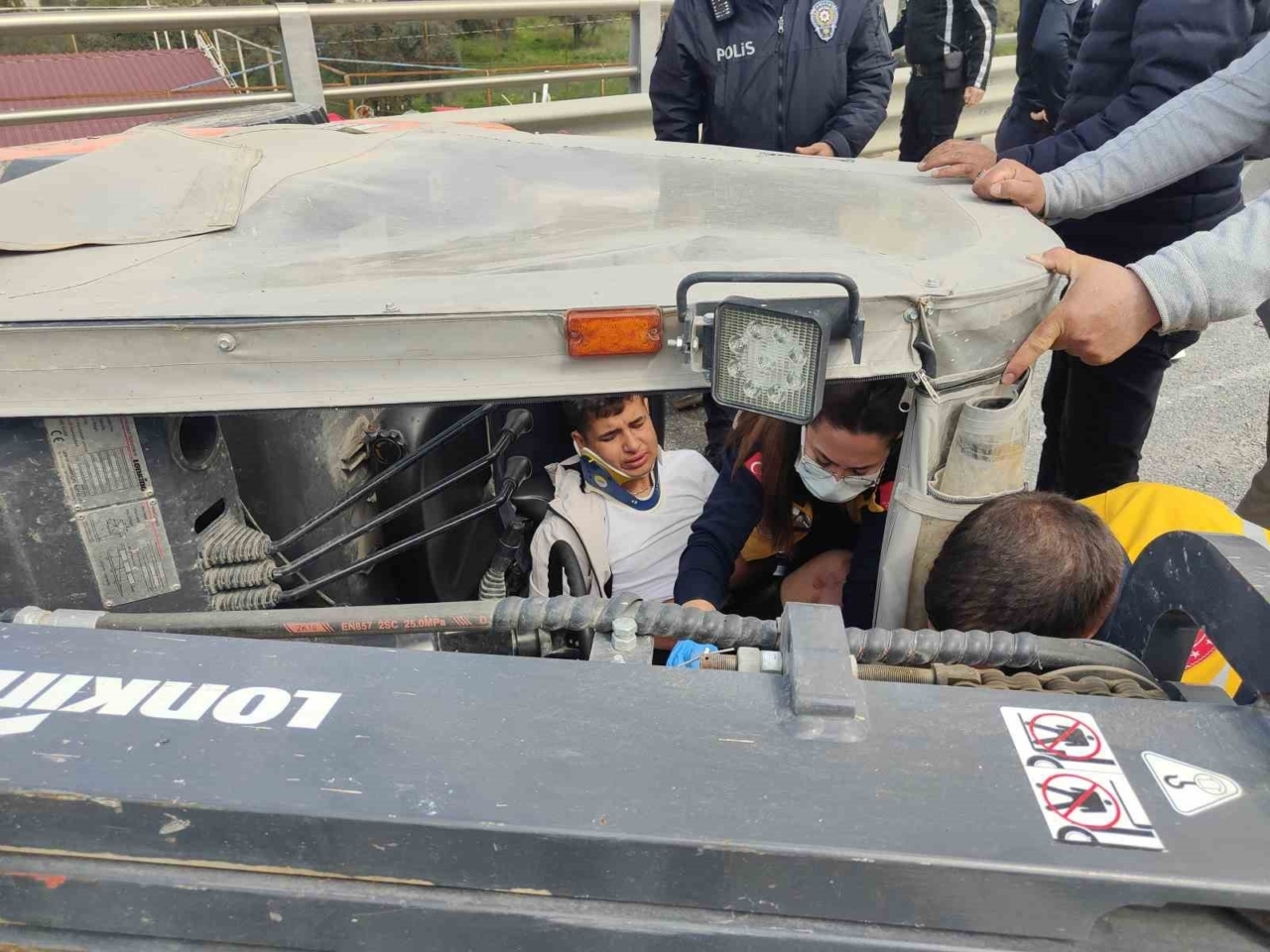 Devrilen forkliftin altında kalan işçi yaralandı
