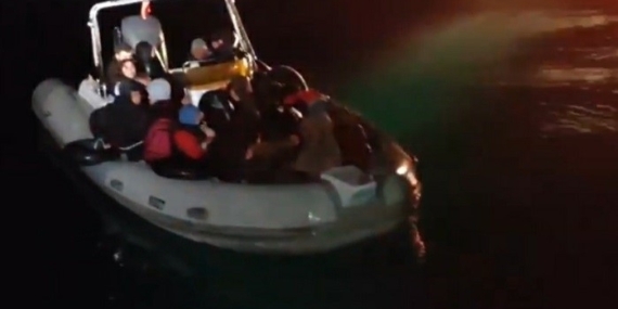 Didim’de sürüklenen bottaki 19 düzensiz göçmen kurtarıldı