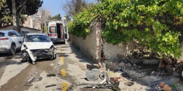 Direksiyon hakimiyetini kaybeden sürücü bahçe duvarına çarptı 4 Direksiyon hakimiyetini kaybeden sürücü bahçe duvarına çarptı
