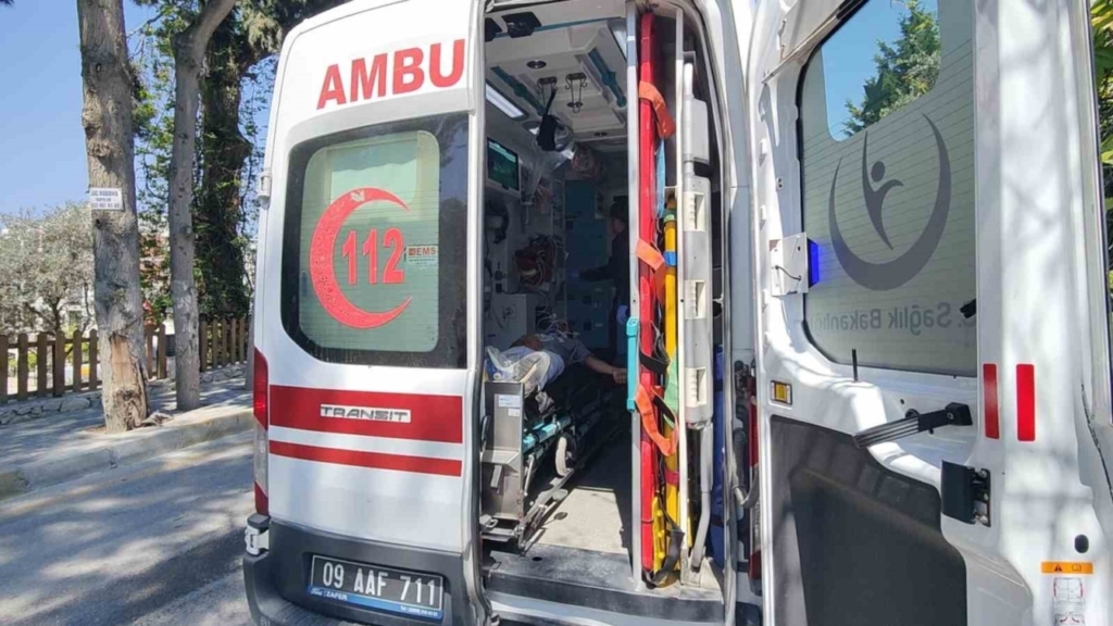 Direksiyon hakimiyetini kaybeden sürücü bahçe duvarına çarptı 2 direksiyon hakimiyetini kaybeden surucu bahce duvarina carpti fa78dd46aa11