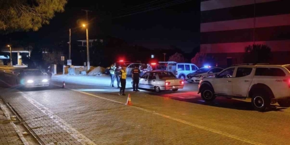 Durdurulan araçtan ruhsatsız tüfek ve tabanca ele geçirildi