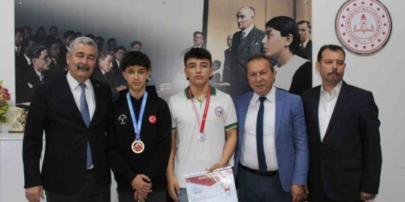 Efeler’de şampiyon öğrenciler ödüllendirildi