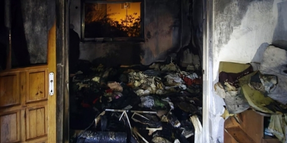 Elektrik kontağından çıkan yangında ev kullanılamaz hale geldi