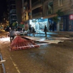 Fırtınada uçan su deposu, yan evin banyosuna düştü 1 Fırtınada uçan su deposu, yan evin banyosuna düştü