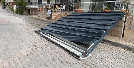 Fırtınanın uçurduğu tentenin altında kalmaktan saniyelerle kurtuldu