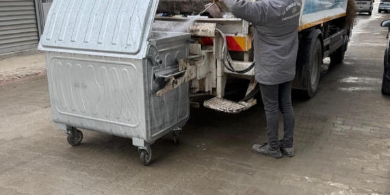 Germencik Belediyesi çöp konteynerlerini ilaçlıyor