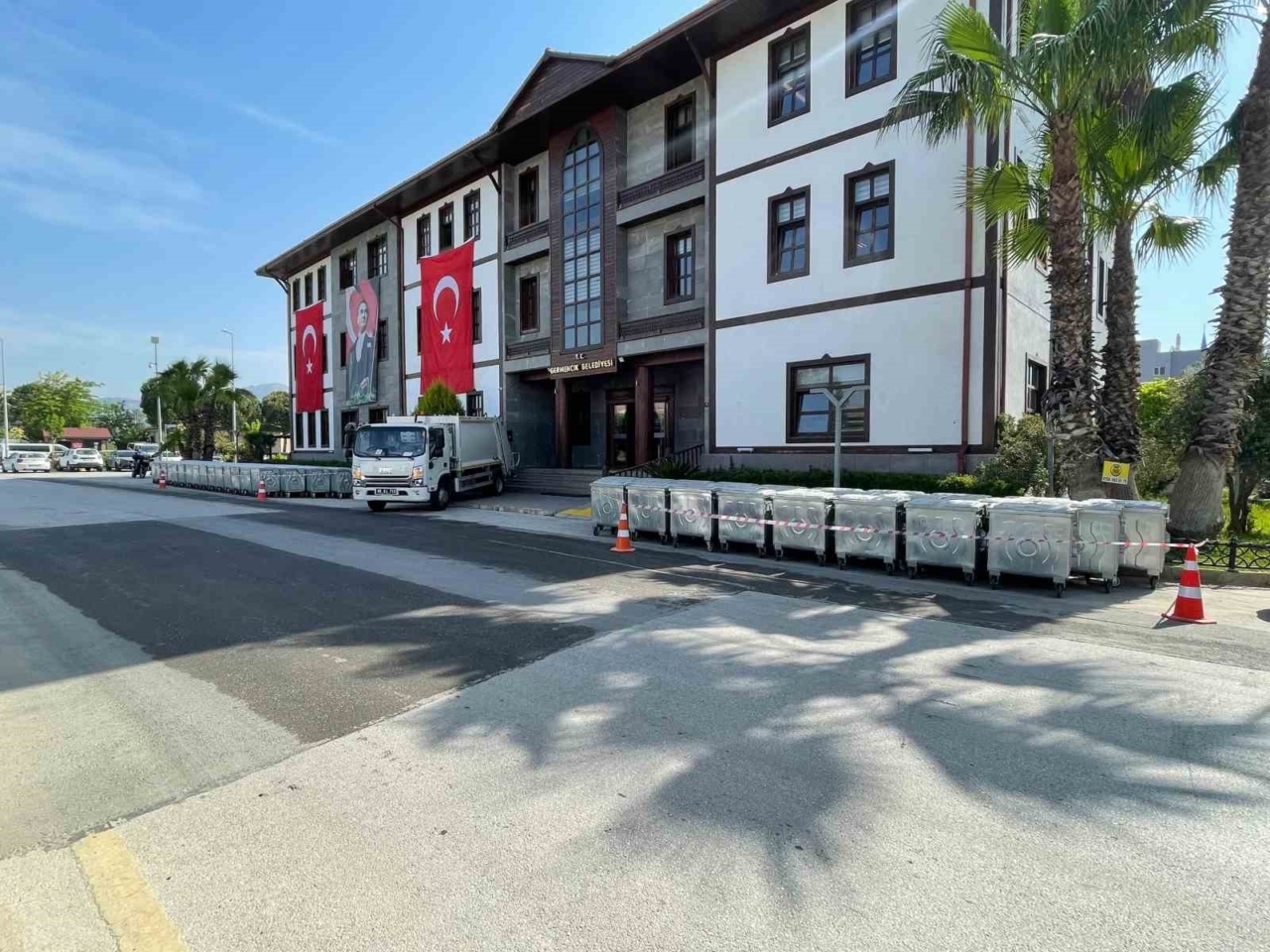 Germencik’te yeni çöp kamyonu ve konteynerler sergileniyor