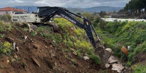 Geyre Mahallesi’nde dere yatakları temizleniyor