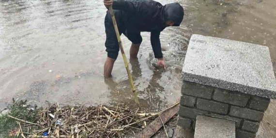 Ilıcabaşı Mahallesi’nde kargı çöpleri giderleri tıkadı, Muhtar Tarım vatandaşları uyardı