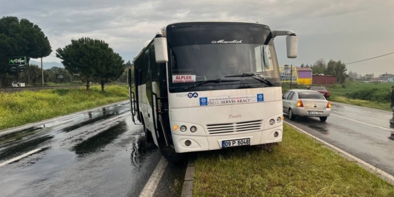 İşçi taşıyan servis aracı orta refüje çıktı