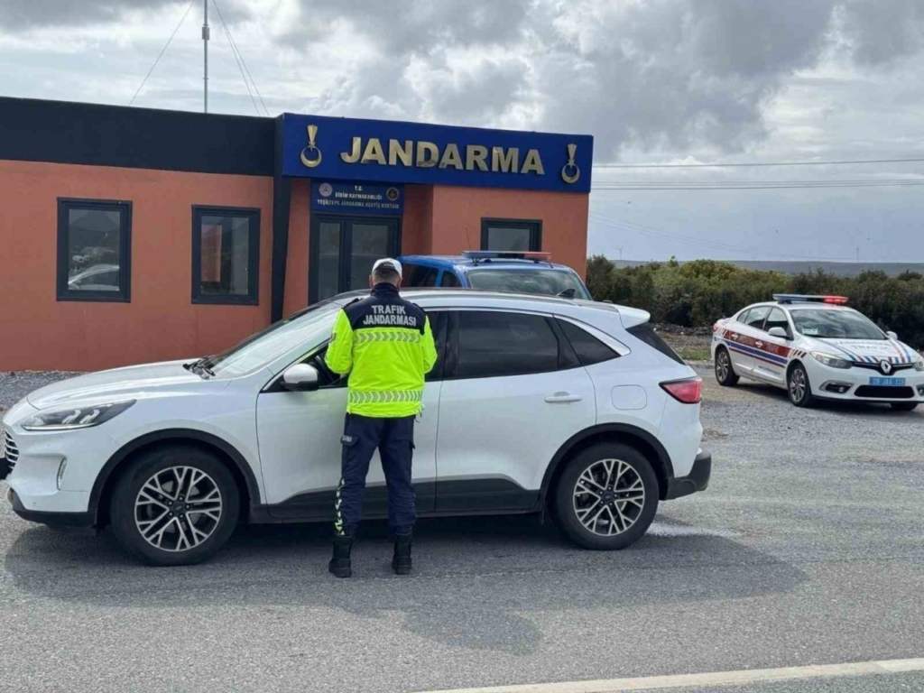 jandarma ekipleri bayramda trafik denetimlerini surduruyor 9a1a7bccc695