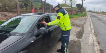 Jandarma ekipleri bayramda trafik denetimlerini sürdürüyor 42 Jandarma ekipleri bayramda trafik denetimlerini sürdürüyor