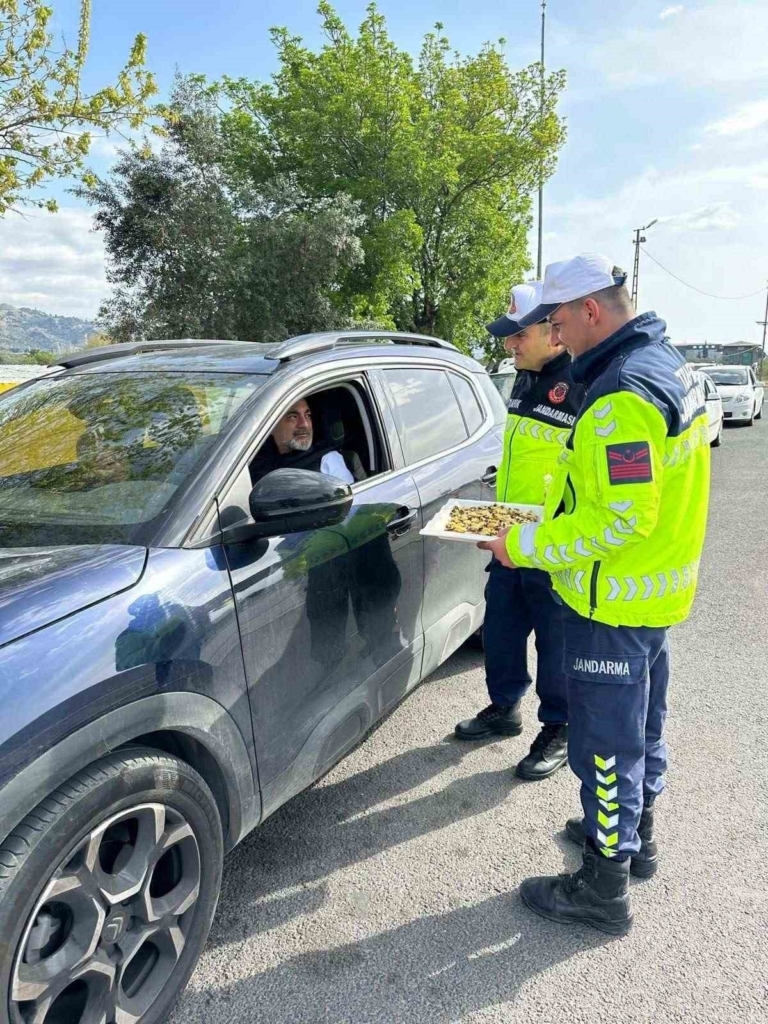 jandarma ekipleri bayramda trafik denetimlerini surduruyor e43828f760cf