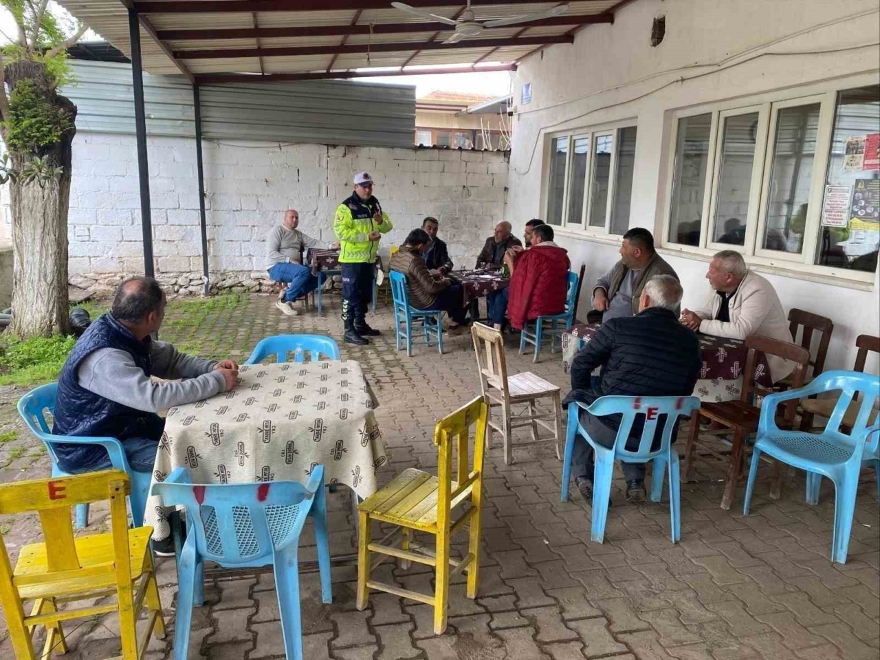 Jandarma ekipleri traktör ve motosiklet sürücülerini bilgilendirdi 6 Jandarma ekipleri traktör ve motosiklet sürücülerini bilgilendirdi