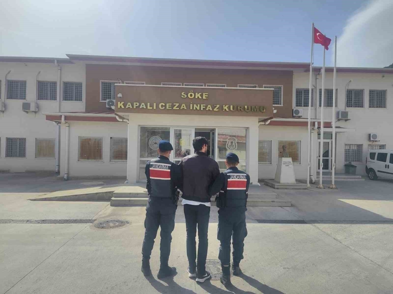 Jandarma takip etti ‘Sanal Hırsız’ Kuşadası’nda yakalandı