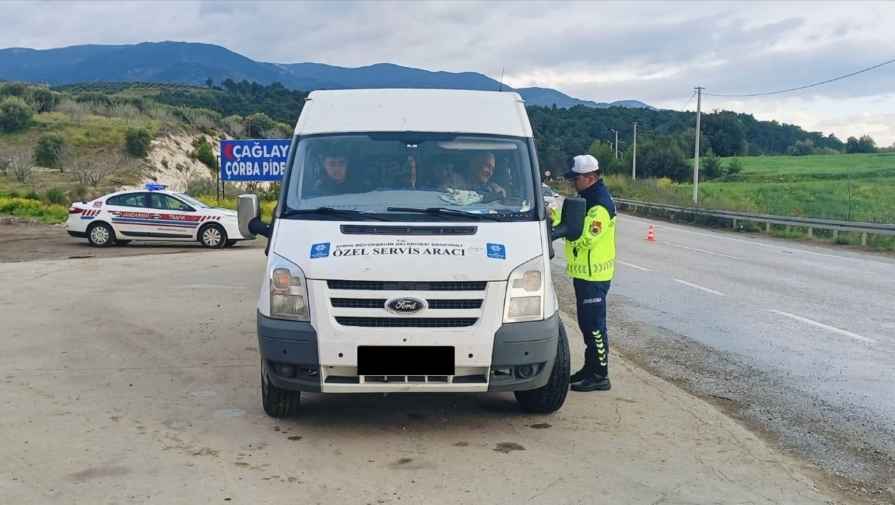 Jandarmadan servis araçlarına denetim 6 Jandarmadan servis araçlarına denetim