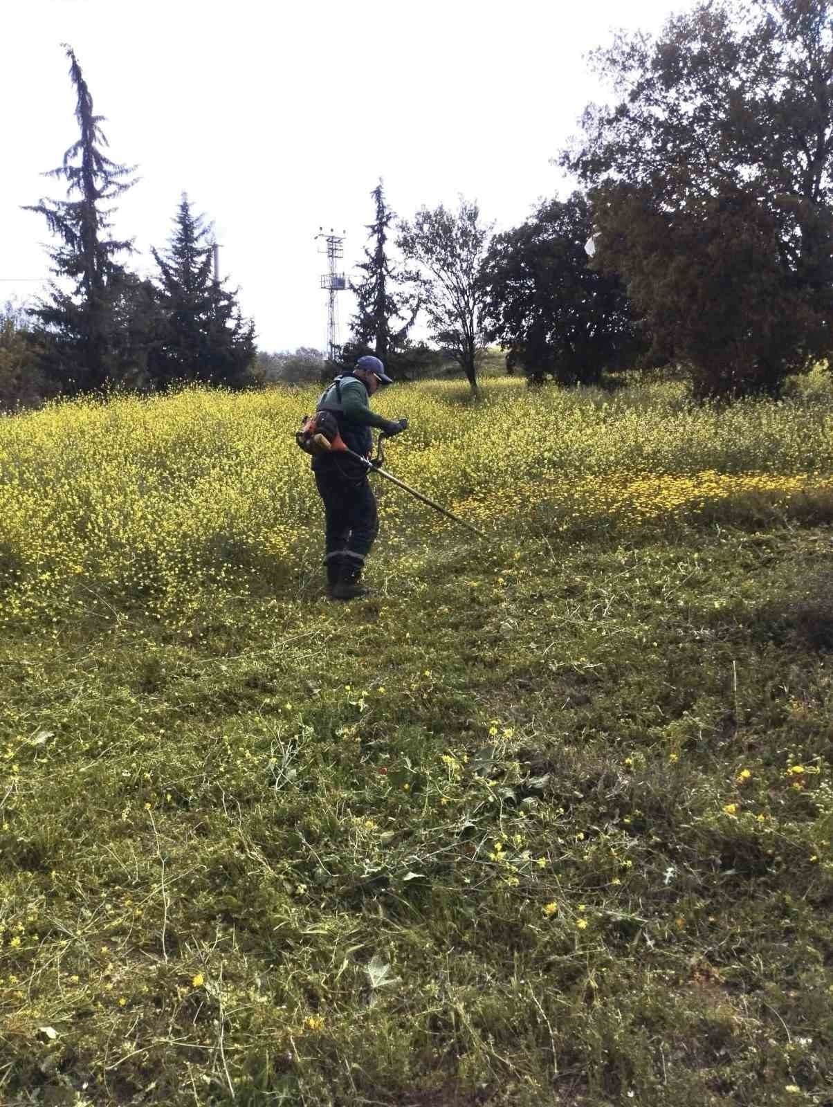 Karacasu Belediyesi’nden mezarlıklarda temizlik seferberliği