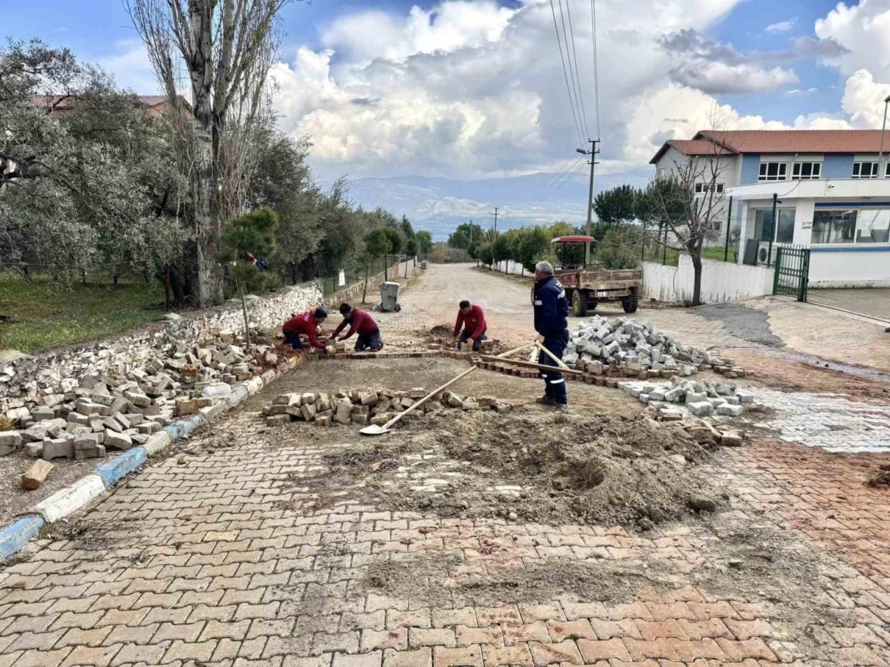 Karacasu’da yol ve kaldırım çalışmaları hız kesmeden devam ediyor