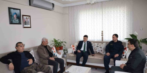 Kaymakam Gündoğdu Şehit Ailelerine Türk Bayrağı Takdim Etti