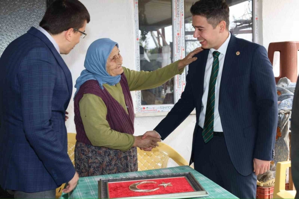 Kaymakam Gündoğdu Şehit Ailelerine Türk Bayrağı Takdim Etti 3 kaymakam gundogdu sehit ailelerine turk bayragi takdim etti cad46ae456f5
