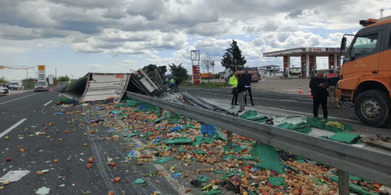 Kazada sürücü hayatını kaybetti, yoldan geçenler ise yola saçılan meyveleri topladı!