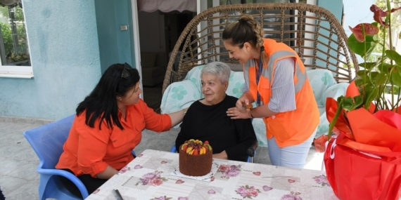 Kuşadası Belediyesi’nden yaşlı çınara sürpriz doğum günü kutlaması