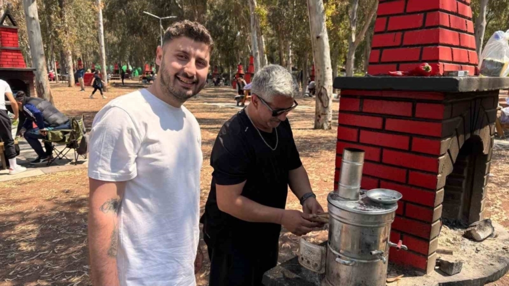 kusadasi sevgi plaji piknikcilerin yeni bulusma noktasi oldu 54b059d18471