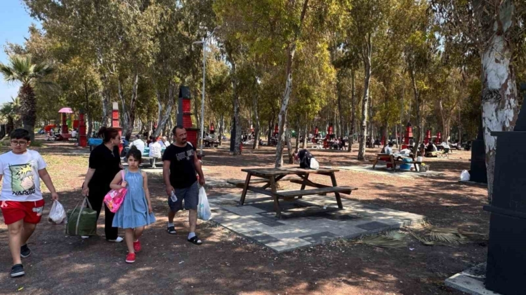 kusadasi sevgi plaji piknikcilerin yeni bulusma noktasi oldu 5d12648d7f73