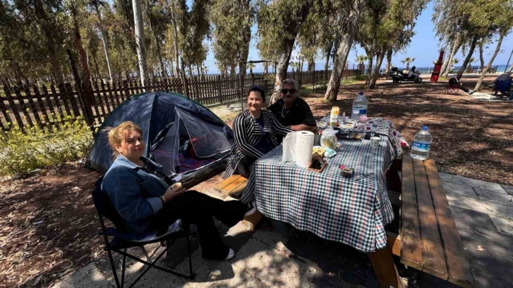 kusadasi sevgi plaji piknikcilerin yeni bulusma noktasi oldu a6b42f73f8cf