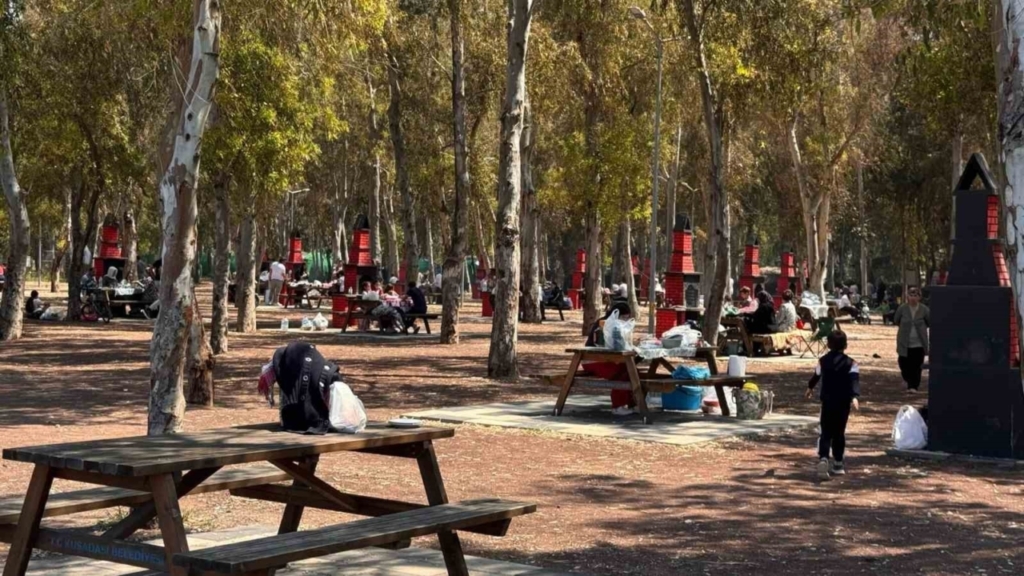 kusadasi sevgi plaji piknikcilerin yeni bulusma noktasi oldu e06b22a67fef