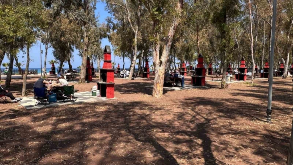 kusadasi sevgi plaji piknikcilerin yeni bulusma noktasi oldu edaf507fea38