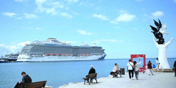 Kuşadası’na ilk seferini yapan kruvaziyer 3 bin 560 turist getirdi