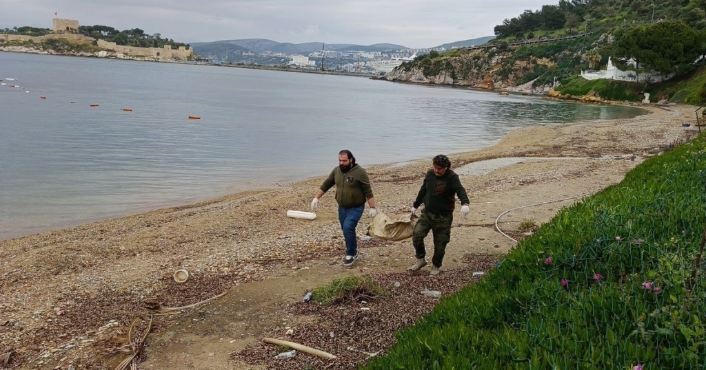 Kuşadası’nda deniz kaplumbağası kıyıya vurdu 2 kusadasinda deniz kaplumbagasi kiyiya vurdu 09e80176bf01
