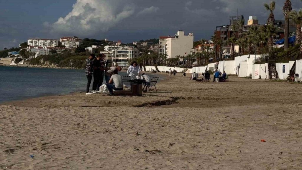 kusadasinda yagmurlu havada deniz keyfi yaptilar 2251da84bbbd