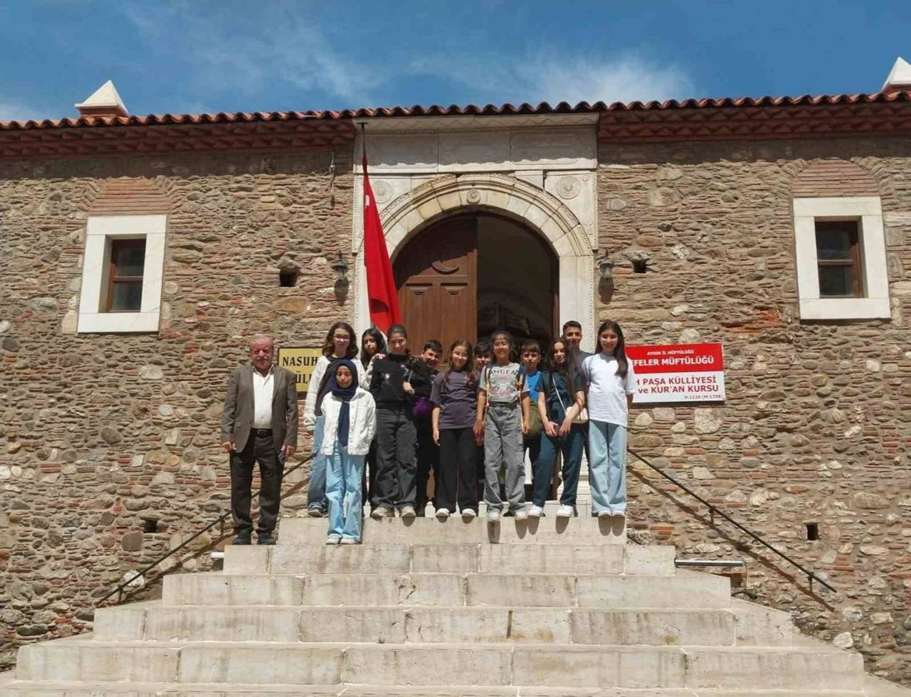 Kuşadası’ndan gelen öğrenciler Nasuh Paşa Külliyesi’nde tarihi yolculuk yaptı