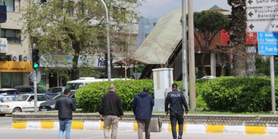 Minibüsten düşen valiz, ekipleri harekete geçirdi