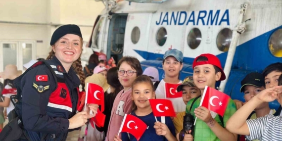 Minikler helikopter üssünde unutulmaz bir gün geçirdi