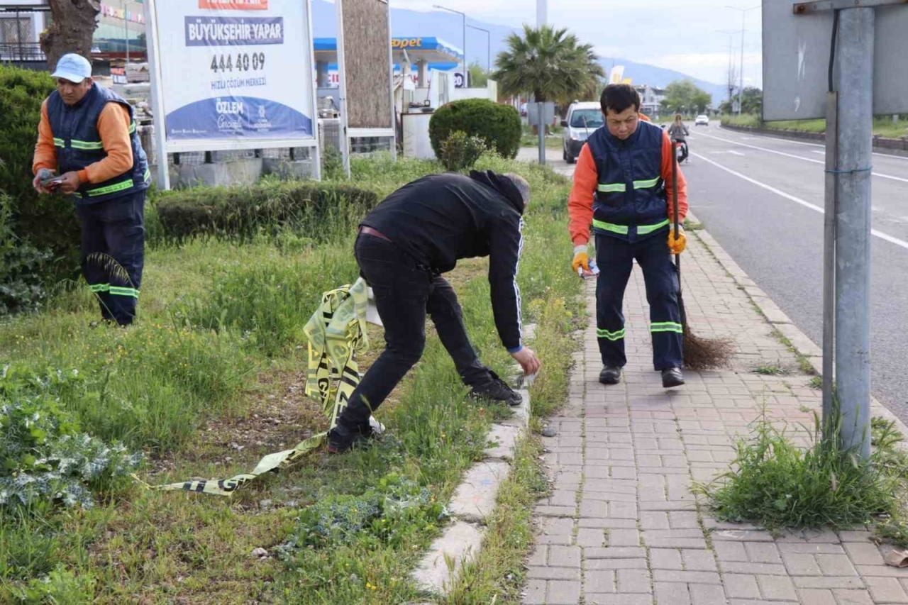 Nazilli Belediyesi’nden karayolunda temizlik çalışması
