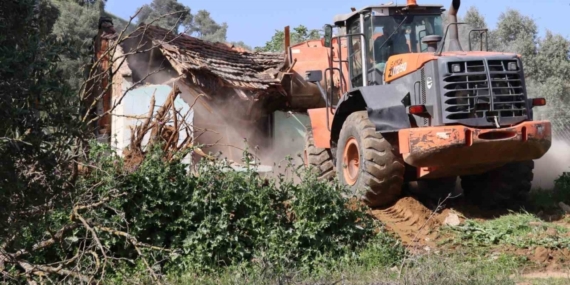 Nazilli’de metruk binaların yıkımı sürüyor