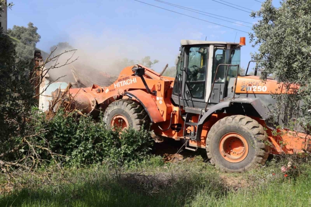 nazillide metruk binalarin yikimi suruyor 7a3d59da2b91