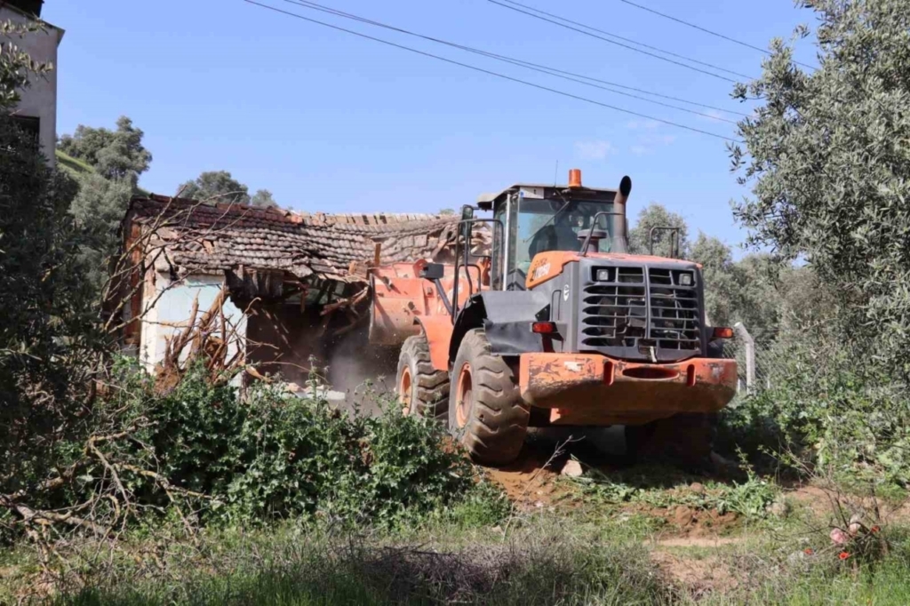 nazillide metruk binalarin yikimi suruyor a12237c12bb4