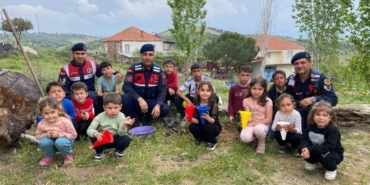 Öğrenciler fidanları jandarma ile birlikte toprakla buluşturdu 41 Öğrenciler fidanları jandarma ile birlikte toprakla buluşturdu