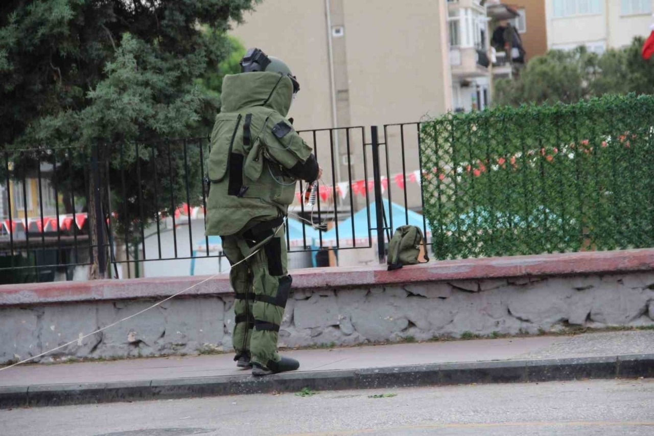 Okul önünde şüpheli çanta paniği: Okul bahçesi boşaltıldı