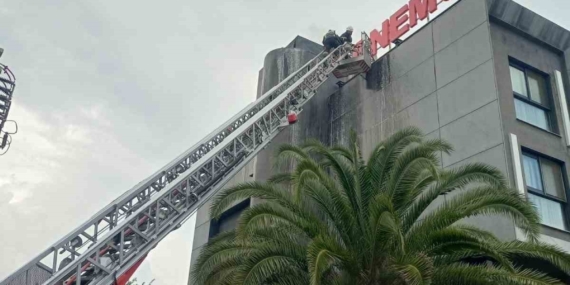 Oteldeki baca yangını büyümeden söndürüldü