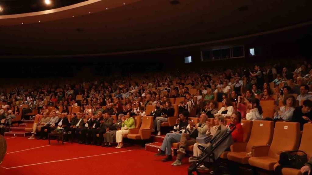 sanat festivalinin ikinci gunu coskulu konserle tamamlandi 99cf4a72a2aa