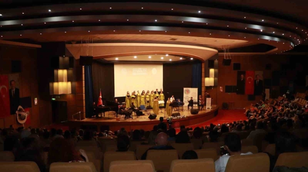 sanat festivalinin ikinci gunu coskulu konserle tamamlandi ab7b4f60a957