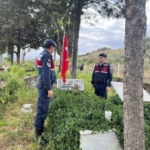 Şehit mezarı başında rengi solan bayrak yenisi ile değiştirildi 1 Şehit mezarı başında rengi solan bayrak yenisi ile değiştirildi