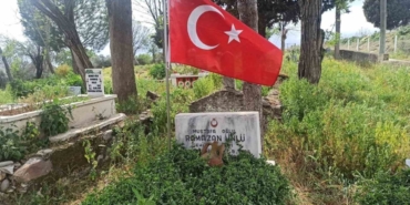Şehit mezarı başında rengi solan bayrak yenisi ile değiştirildi 43 Şehit mezarı başında rengi solan bayrak yenisi ile değiştirildi