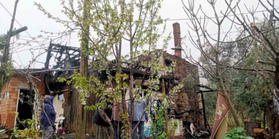 Sobadan çıkan yangında bir ev tamamen yandı