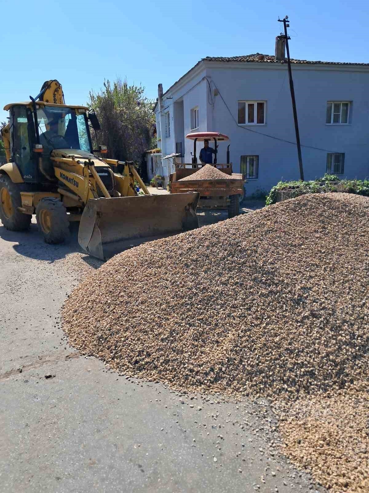 Sultanhisar’da bozulan yollar yenileniyor 10 Sultanhisar’da bozulan yollar yenileniyor